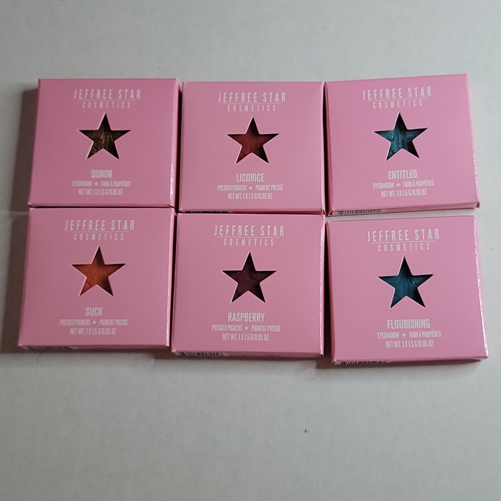 Single pod pressed pigment eye shadow